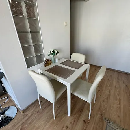 Spacious In Old Town Street *