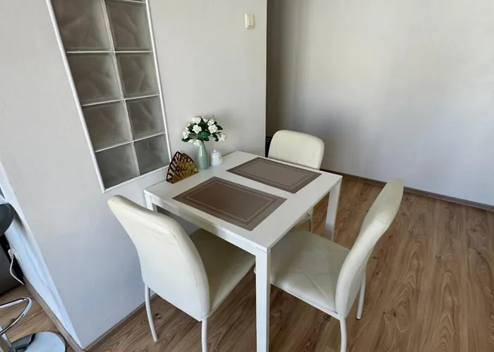 Spacious In Old Town Street *